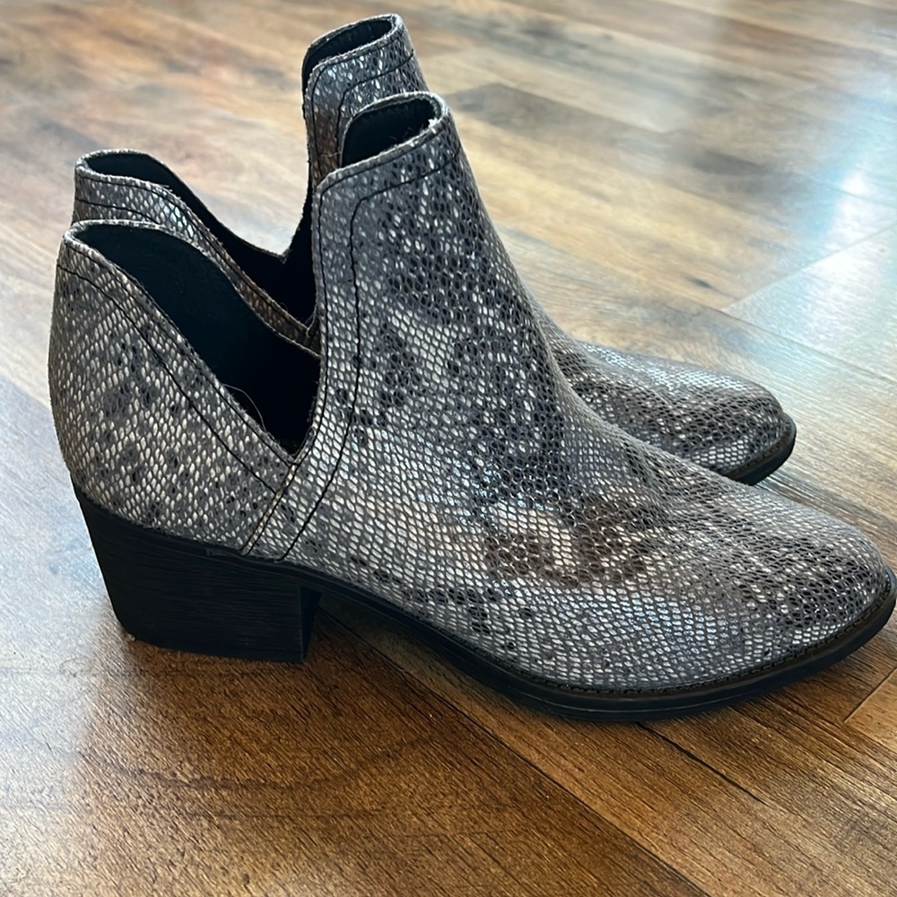 Volatile women’s booties size 6